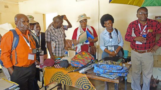 Besucher in Textilwerkstatt in Simbabwe.